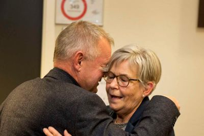 Socialdemokraternes Frank Heidemann giver Fælleslistens Hanne Pedersen en trøste-krammer. Hanne Pedersen fra Klovborg var en af Fælleslistens tre spidskandidater, men hun opnåede ikke valg. Foto: Tom Laursen