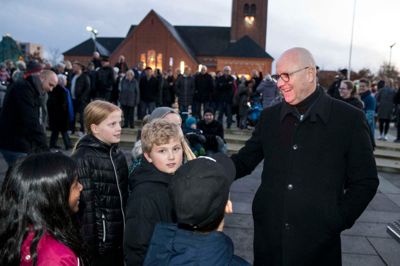 Det var ikke kun julemanden, der var en populær herre. Også borgmester Carsten Kissmeyer (V) trak de unge til.