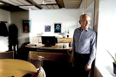 Henning Hansen har stort set alle årene som kommunaldirektør haft det samme kontor, og det betyder også, at udsigten stort set har været den samme gennem alle årene. Nu er det imidlertid snart ovre med at skue ud over Ikast fra førstesalen på rådhuset. ?Foto: Henrik Ole Jensen