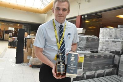 Jannick Sørensen med den whisky, der også er med i vinfestivalen denne uge. ?Foto: Steen hebsgaard