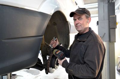 Brian Skou fejrer 25 år hos den lokale mekaniker i Engesvang Auto Allan på Gl. Kongevej ?foto: Laila Kempel