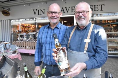 Carsten Birkkjær og Hartmut Wehmeier, da de præsenterede rommen ved en vinfest i Strøgcentret. ?Foto: Steen hebsgaard