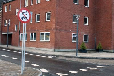 Skiltene, som de færreste bemærker. Og så kommer de til at køre imod ensretningen på den gennemrenoverede del af Strøget. Skiltene vil kunne ses, hvis de drejes, og måske placeres på en lidt kortere stander.? Foto: Kim Kristensen
