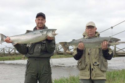 Ofte tager Finn Meldgaard Andersen på lystfiskeri sammen med sønnen Anders ved Skjernåen. Her har de begge to fanget et flot eksemplar af Skjern å-laksen.