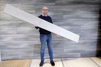 På 20 år er Tommy Oversøs firma, flottegulve.dk, gået fra at være et enmandsprojekt til nu at være et firma med 16 ansatte og en gazelle-statuette på hylden. Foto: henrik Ole Jensen
