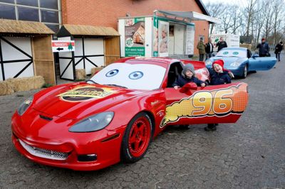 Julemandens ankomstskøretøj var en populær attraktion for børnene. Her er det William og Ludwig Lorentsen, der tjekker bilen ud. Foto: Henrik Ole Jensen