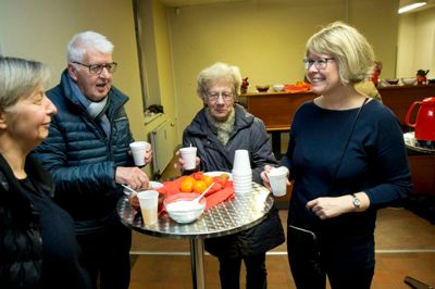 Planchef Karina Kisum Jensen, th, får en snak hen over gløggen med Kunstpakhusets leder, Bente Jensen, og to af workshopdeltagerne, Kurt og Ingrid Arberg Nielsen. ?Foto: Tom Laursen