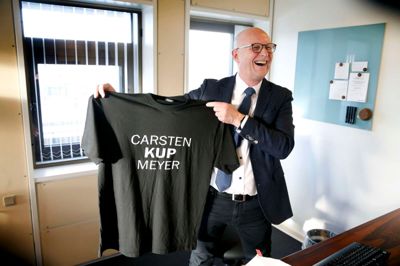 Carsten Kissmeyer har fået en lille hilsen fra Steen Hebsgaard, der fandt denne t-shirt på Torvet i 2005. Og har gemt den siden. ?Foto: Flemming Hansen