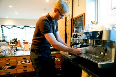Salget i butikken er meget sæsonbetonet. Det er særligt op til jul at der er højsæson, men i år var sommeren næsten lige så travl som julemåneden.
Det skyldes at Nørre Snede Kafferisteri leverer til en del cafeer ind, som har højsæson hen over sommeren. ?Foto: Henrik Ole Jensen