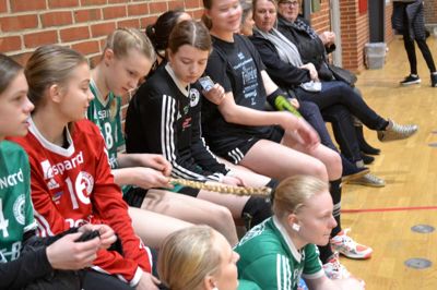 Når der ikke spilles kampe kan ventetiden bruges til blandt andet at flette kammeraternes hår ?foto: laila Kempel