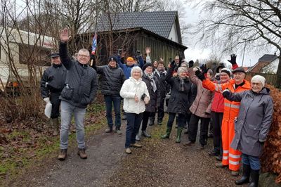 Her går de godt 30 deltagere i nytårsmarchen i Bording sig ind på Hjertestien ved Jernbanevejs ende. ?fOTO: pRIVATfoto