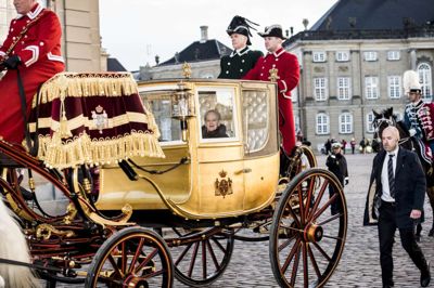 Portvin, bobler og søde sager vil eskortere dronningen på plejecentrene i Herning Kommune, når regenten på søndag 14. januar abdicerer.