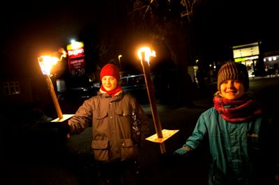 Spejderne i Engesvang holdt søndag aften deres årlige nytårsparade. Turen begyndte ved Dagli' Brugsen og sluttede ved Engesvang Kirke. Foto: Tom Laursen