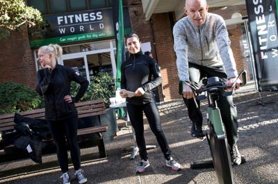 Sevim Genc (i midten) fra Fitness World var på plads for at informere om mulighederne i centret. På cyklen er det bodybike-instruktør, Bjarke Andersen.