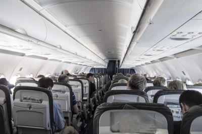 Flyselskaberne vil sænke priserne for at lokke kunderne tilbage på indenrigsflyene, så man står bedre i konkurrencen med blandt andet de billige fjernbusser. Foto: Colourbox
