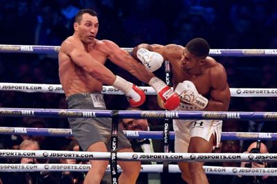 Scanpix/Ben Stansall. Anthony Joshua (til højre) slog i april sidste år ukrainske Wladimir Klitschko foran 90.000 tilskuere på Wembley. Til marts går briten i ringen i Cardiff, hvor Joseph Parker fra New Zealand venter.