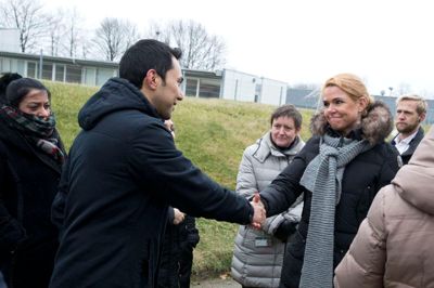 Inger Støjberg var mandag på rundtur på Kærshovedgård, hvor flere beboere ihærdigt forsøgte at få lejlighed til at fortælle deres personlige historie om, hvorfor de bør have lov til at blive i Danmark. - Jeg ønsker et stærkt regime på området og er man udvist eller har fået afvist sin asylsag, så skal man rejse ud, eller finde sig i forholdene på Kærshovedgård, understregede ministeren overfor den fremmødte presse ?foto: Tom Laursen