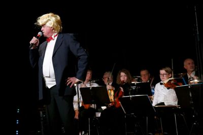 Jørgen Lauridsen, som i mange år har været en aktiv herre i Teaterkompagniet, var konferencier. Her giver han den som Donald Trump, der ikke havde meget til overs for publikum i RemisenBrande. FtFlemming Hansen