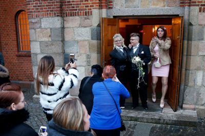 Til bryluppet var brudepigerne otte transpersoner. Foto: Flemming Hansen