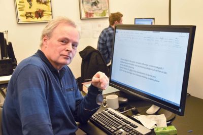 Jan Anderschou - som nu gennem flere måneder har været en kvalificeret »medarbejder« på arbejdsprøve i Mediehuset, mens kommunen afprøver hans fleksjob-muligheder. Nok har han problemer med synet, men diverse hjælpemidler, blandt andet en kæmpe skærm, har gjort det muligt at udnytte hans evner. ?Foto: Steen hebsgaard