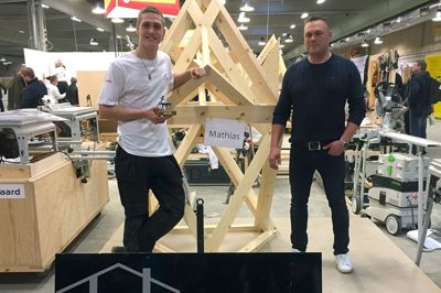 Mathias Jensen med sit vinderværk sammen med mester fra LJ Montage i Ikast, Lasse Jensen. ?Foto: Privat