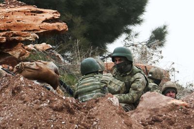 Scanpix/Nazeer Al-khatib. Tyrkiske soldater nord for den syriske by Azaz mandag. Tyrkiet siger efter fortsatte angreb på en kurdisk milits i Syrien, at det forventer hurtigt at kunne nå sine militære mål.