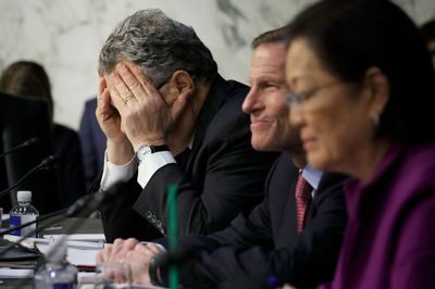 Den demokratiske senator Al Franken (tv.) tager sig til hovedet over svarene fra Facebook under en høring i efteråret 2017 om selskabet manglende kontrol af, hvem der køber reklamer på selskabets platform. Foto: Scanpix/Chip Somodevilla