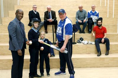 Ikast-Brande Cricket Club ser snart dagens lys som ny folkeoplysende forening. Bag stiftelsen står en arbejdsgruppe fra den internationale skoles venner (Friends of ISIB). De har indledt et samarbejde med Herning Cricket Club. Her ses arbejdsgruppen med flere. Forrest ses: Head of School Ricardo Passo samt formand for Herning Cricket Club Robert Slator sammen med eleverne Julius Harvey, 11 år og Augusta Harvey, syv år, der begge er fra Gjellerup. Siddende er det: Tony Sharma, Niels Laurits Thygesen og Bjarne Raabjerg fra arbejdsgruppen samt Preben Laursen fra Herning Cricket Club og Carsten Martensen, konsulent i Dansk Cricket Forbund. ?Foto: Henrik Ole Jensen