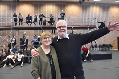 Hanna og Aage Christiansen er i fuld gang med prøverne på Hair. De glæder sig til forestillingen og til at gamle elever dukker op - og synger med ?Foto: Steen Hebsgaard