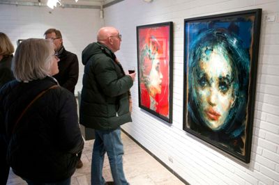 Der var mange gæster, da Galleriet åbnede udstilingen med Niels Corfitzen. ?Foto: Tom Laursen
