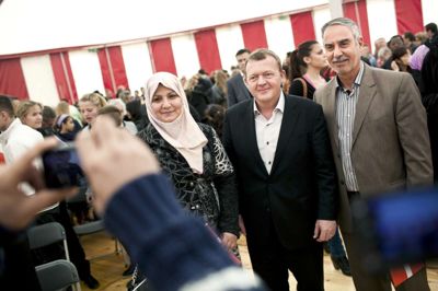 Scanpix/Niels Ahlmann Olesen. Statsminister Lars Løkke Rasmussen (V) møder en familie ved den årlige Statsborgerskabsdag, da nye danske statsborgere kan møde politikerne på Christiansborg. Dansk Folkeparti vil give færre statsborgerskab og tvivler på en stor gevinst økonomisk ved højtlønnede udlændinge.