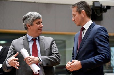 Scanpix/John Thys. Finansminister Kristian Jensen (V) taler med sin portugisiske kollega, Mario Centeno (tv), som er formand for Eurogruppen ved EU's ECOFIN-møde i Bruxelles mellem finansministrene.
