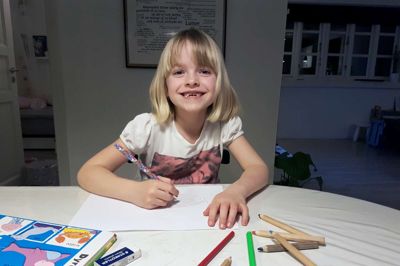 Emily er glad for og stolt over, at hendes fantasidyr er med i finalen på verdensplan. ?Foto: Privat