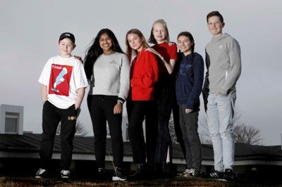 Eleverne fra Norde Skole i Ikast vil møde flere ministre, folketingsmedlemmer og presse. Møderne i folketingssalen ledes af Folketingets formand. Eleverne er fra venstre: Tobias Jakobsen, Jaqueline Joseph, Mathilde Nørtoft Videbæk, Ida Nielsen, Emine Aslanta og Mads Bircow Jensen.? Foto: Henrik Ole Jensen
