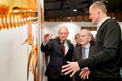 Dialog i højsædet på Art Herning. Fra venstre administrerende direktør i MCH, Georg Sørensen, årets åbningstaler Mads Øvlisen og kunstner John Kørner. ?Foto: MCH/Tony Brøchner