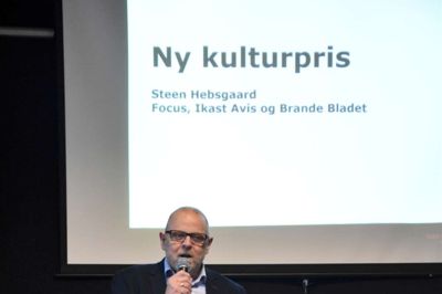 Egnsredaktør på Herning Folkeblad og chefredaktør for Ikast Avis og Focus, Steen Hebsgaard, løftede lørdag sløret for en ny kulturpris i Ikast-Brande Kommune. ?Foto: Privatfoto