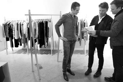 Jens Poulsen i midten sammen med de to medejere, Søren Lauritsen (tv) og Jens Obel Jørgensen. ?Foto: Henrik Ole Jensen
