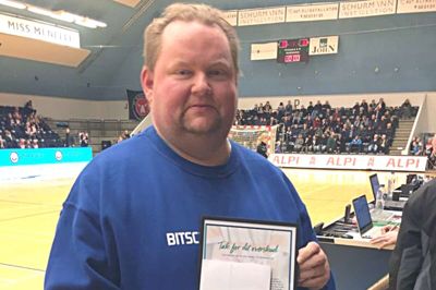 Jens Bitsch har fået GF Forsikrings diplom »tak for dit overskud« for sin store indsats i Ikast Håndbold. ?Foto: Privat