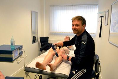 Mikkel Kofoed Larsen er her igang med at behandle med chokbølger på patient Christina K. Kristensen ? foto: Laila Kempel