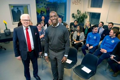 Formanden for ISIB, Niels Laurits Thygesen, og skoleleder Ricardo Passo præsenterede torsdag den nye uddannelse for lærerstaben og pressen. ?Foto: Tom Laursen