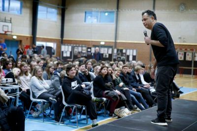 - I ligner en stor pose chips, som I sidder der på række, sagde Omar Mazouk til 8. og 9. klaserne, der som ægte jyder ikke var helt så lette at danse med for en københavnsk komiker ?foto: Flemming Hansen