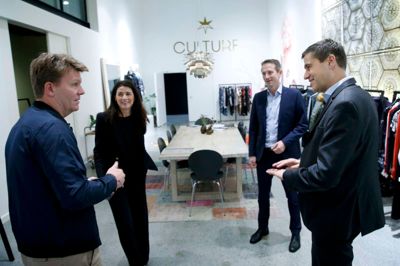 Den succesfulde modekoncern DK Company i Ikast havde mandag besøg af en delegation fra regeringens »Disruptionrådet«, der er samlet til konference i Herning i mandag og tirsdag. Finansminister Kristian Jensen (V) havde håndplukket nogle af rådets 32 medlemmer til virksomhedsbesøget i Ikast. På billedet ses fra venstre: Jens Poulsen, administrerende direktør i DK Company, Astrid Simonsen Joos, CEO i Philips Lighting Nordics og bestyrelsesmedlem i Inwido, Kristian Jensen (V), finansminister, Philipp Schröder, professor ved Institut for Økonomi, Aarhus Universitet. ?Foto: Flemming Hansen