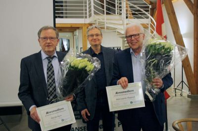 To af æresmedlemmerne Ove Nørholm (t.v.) og Niels Laurits Thygesen. I midten er det den lokale partiforenings formand Tomas Bjerre. Det tredje æresmedlem Tove Videbæk var ikke til stede. Hun er i Sydamerika. ?Foto Kim Kristensden