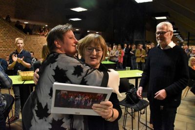 Kirsten Christiansen gav en knuser - og en fotobog - til de afgående musiklærerpar.