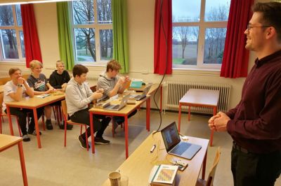 Mobilen er en integreret del af App Design undervisningen. ?Foto: Privat