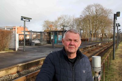 Lige nu kører halvdelen af togene gennem Engesvang uden at stoppe. Det skal laves om, mener Frank Heidemann Sørrensen. ?Foto: Rasmus Viuff
