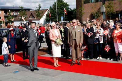 Dronning Margrethe og Prins Henrik blev modtaget med højt hurra, da de i juni 2009 lagde vejen forbi Ikast og gik en tur fra Torvet og gennem strøgcentret. Foto: Flemming Hansen