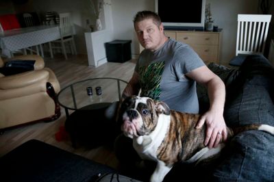 Lars Hansen med den engelske buldog Triton. ?Foto: Flemming Hansen