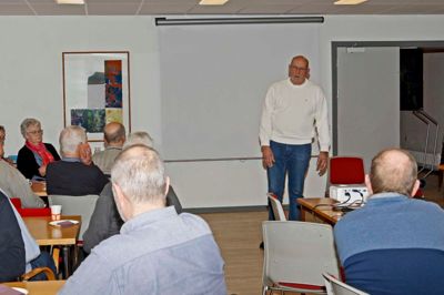 Eigil Nielsen causerede blandt andet levende og morsomt om sit liv på Ikast Møbelfabrik.?Foto: Privat