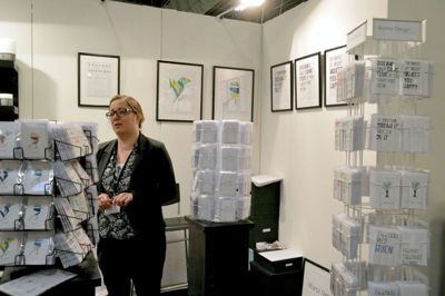 Trine Würtz fra Bording har i det daglige ikke tid til at tage rundt og banke på for at sælge sine kort og grafiske kompetencer. Derfor havde hun taget en pludselig beslutning og fået et meget attraktiv hjørne på Formlandmessen til at vise sine produkter frem ?foto: Laila Kempel